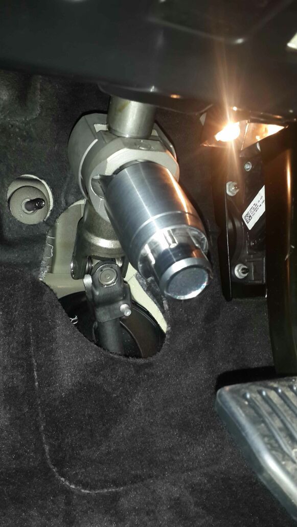 Блокиратор рулевого вала Перехват-Универсал установленный на автомобиле Land Rover Discovery Sport 2014-
