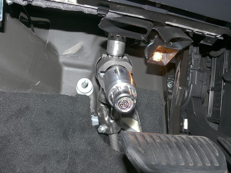 Блокиратор рулевого вала Перехват-Универсал установленный на автомобиле Land Rover Freelander II 2006-2014