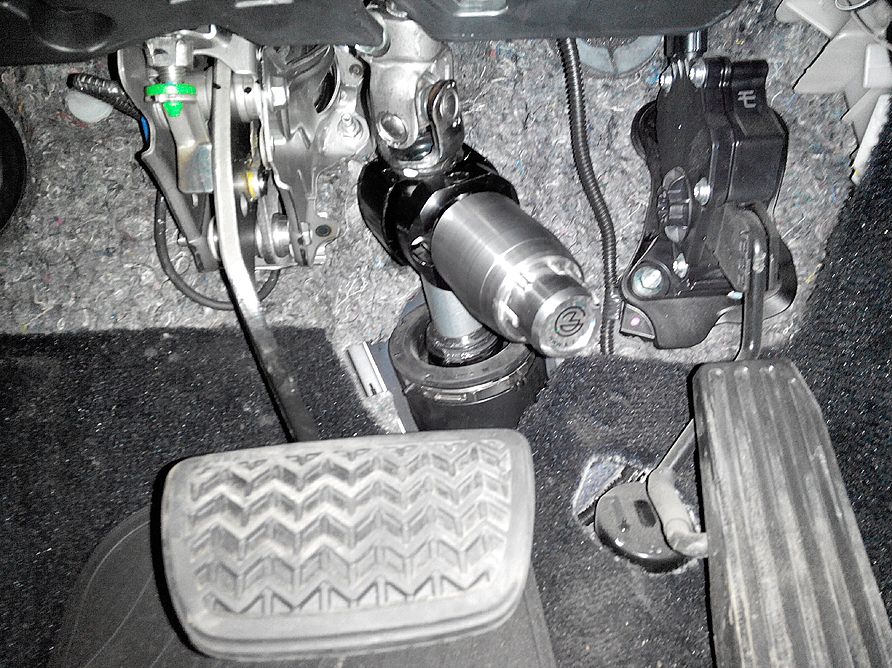 Блокиратор рулевого вала Перехват-Универсал установленный на автомобиле Lexus GS460
