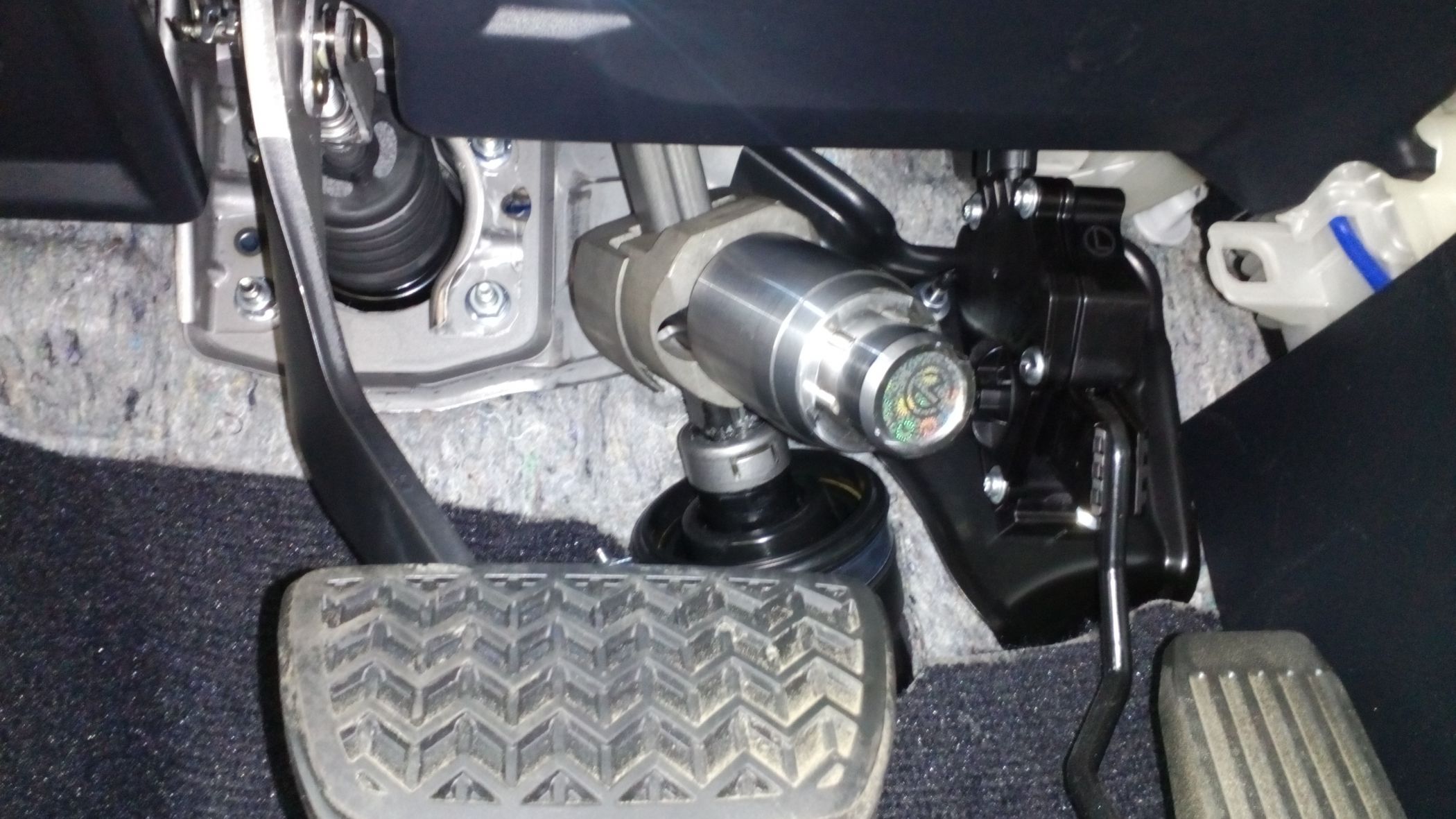 Блокиратор рулевого вала Перехват-Универсал установленный на автомобиле Lexus RX200t 2015-