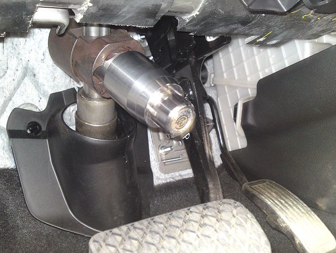 Блокиратор рулевого вала Перехват-Универсал установленный на автомобиле Mazda 3 2003-2009