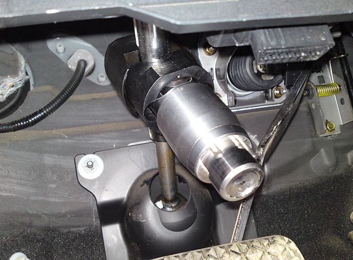Блокиратор рулевого вала Перехват-Универсал установленный на автомобиле Mazda 6 2002-2008