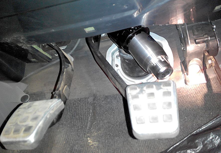 Блокиратор рулевого вала Перехват-Универсал установленный на автомобиле Mitsubishi L200 IV 2007-2016