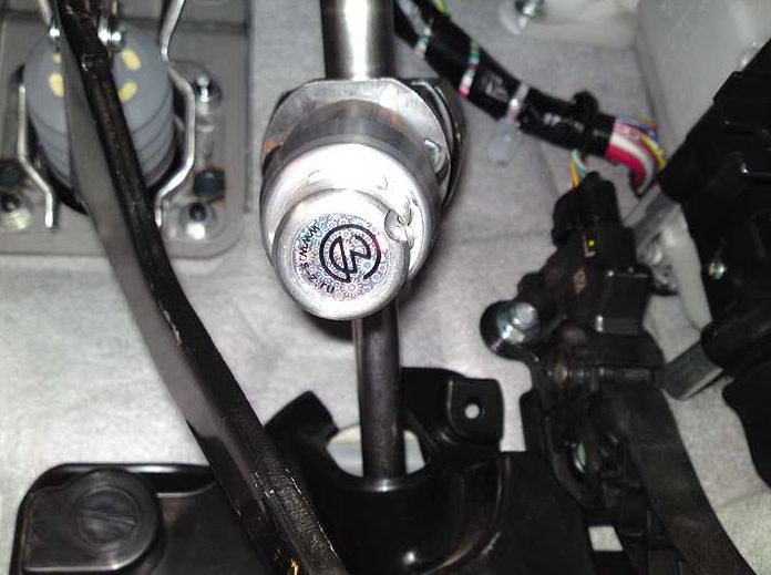Блокиратор рулевого вала Перехват-Универсал установленный на автомобиле Mitsubishi Lancer X 2006-2016