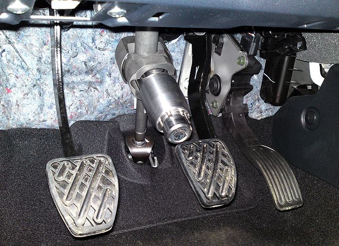 Блокиратор рулевого вала Перехват-Универсал установленный на автомобиле Nissan Juke 2011-