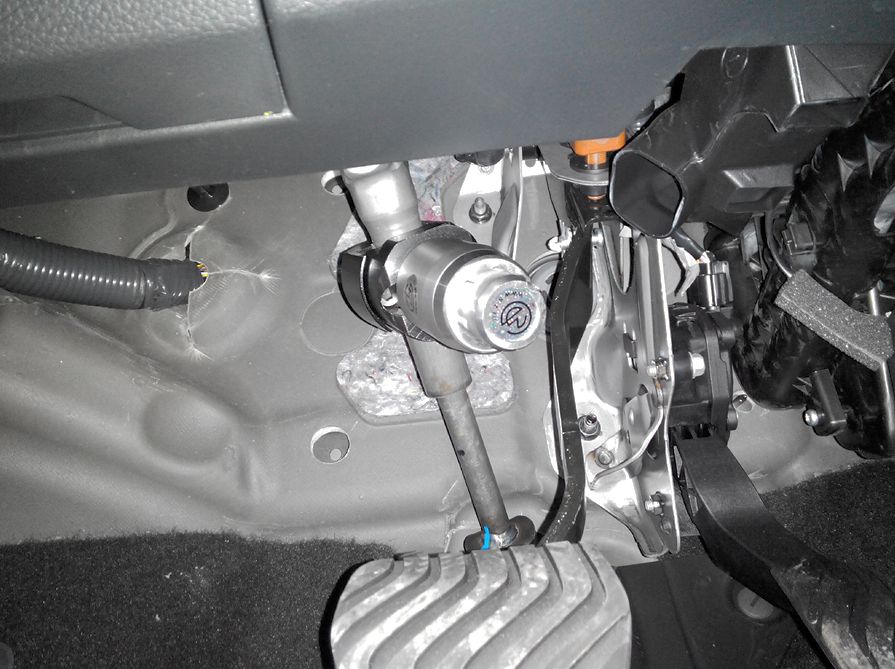 Блокиратор рулевого вала Перехват-Универсал установленный на автомобиле Nissan Qashqai II 2013-