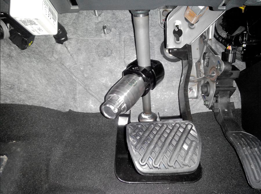Блокиратор рулевого вала Перехват-Универсал установленный на автомобиле Nissan Sentra 2014-