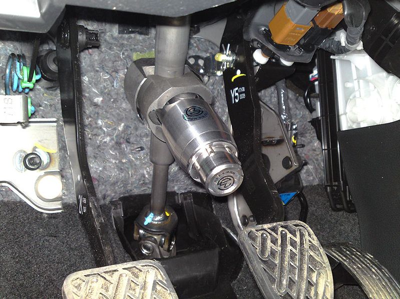 Блокиратор рулевого вала Перехват-Универсал установленный на автомобиле Nissan X-Trail T31 2007-2015