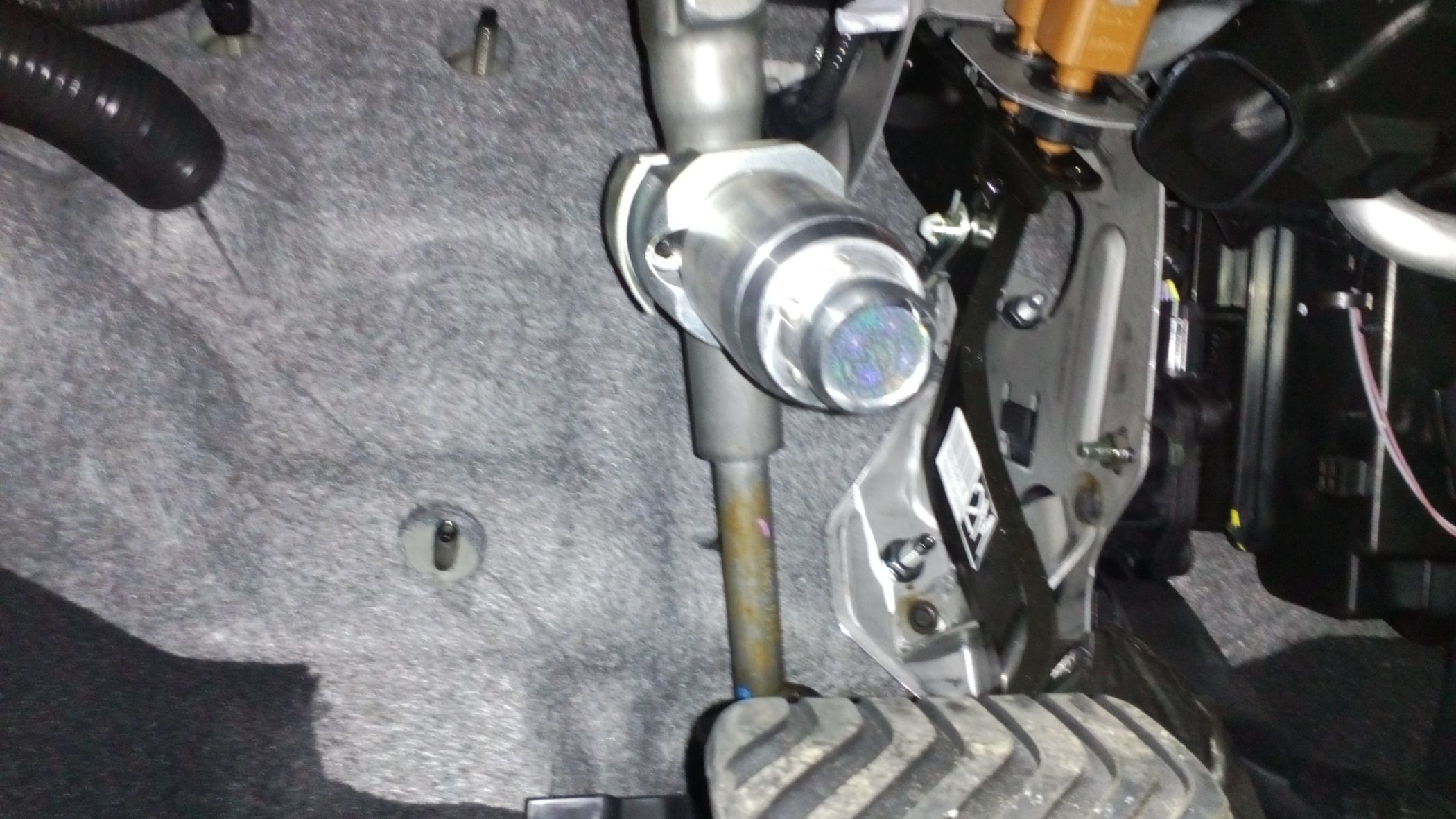 Блокиратор рулевого вала Перехват-Универсал установленный на автомобиле Nissan X-Trail T32 2013-