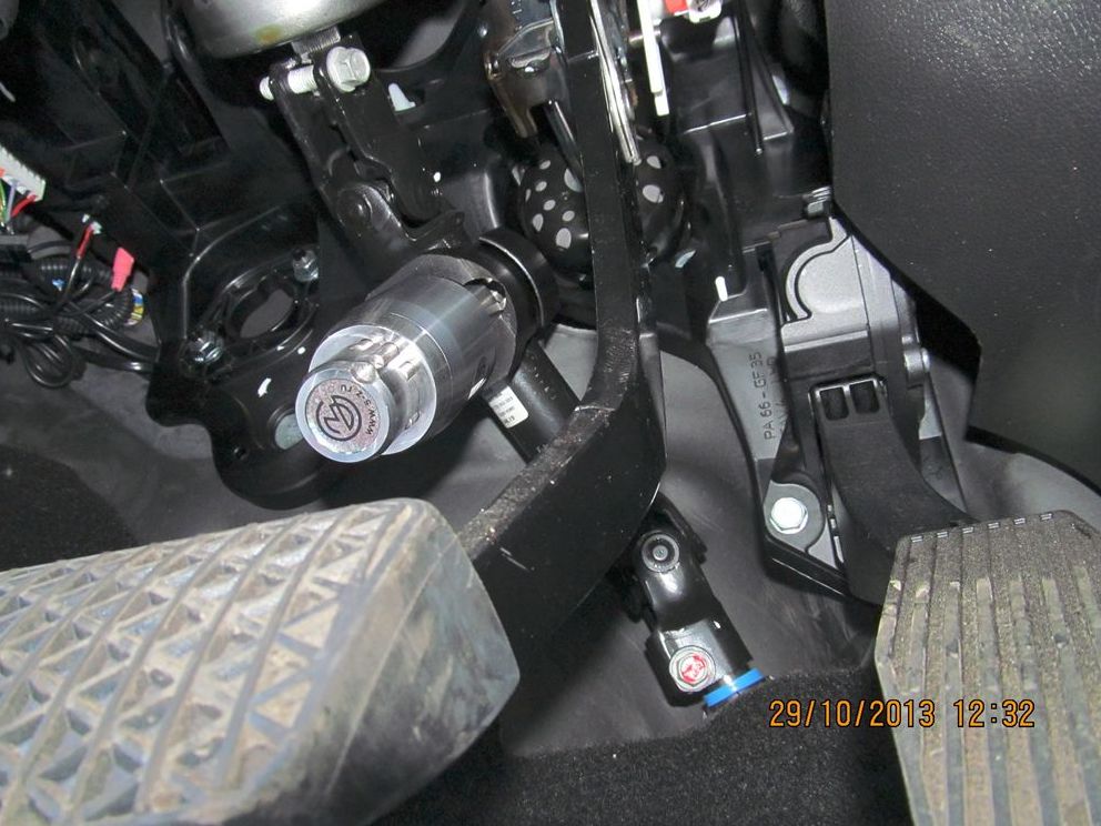 Блокиратор рулевого вала Перехват-Универсал установленный на автомобиле Opel Astra GTC J 2011-2015