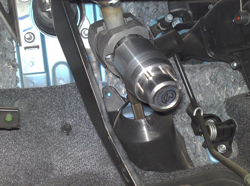 Блокиратор рулевого вала Перехват-Универсал установленный на автомобиле Peugeot 107