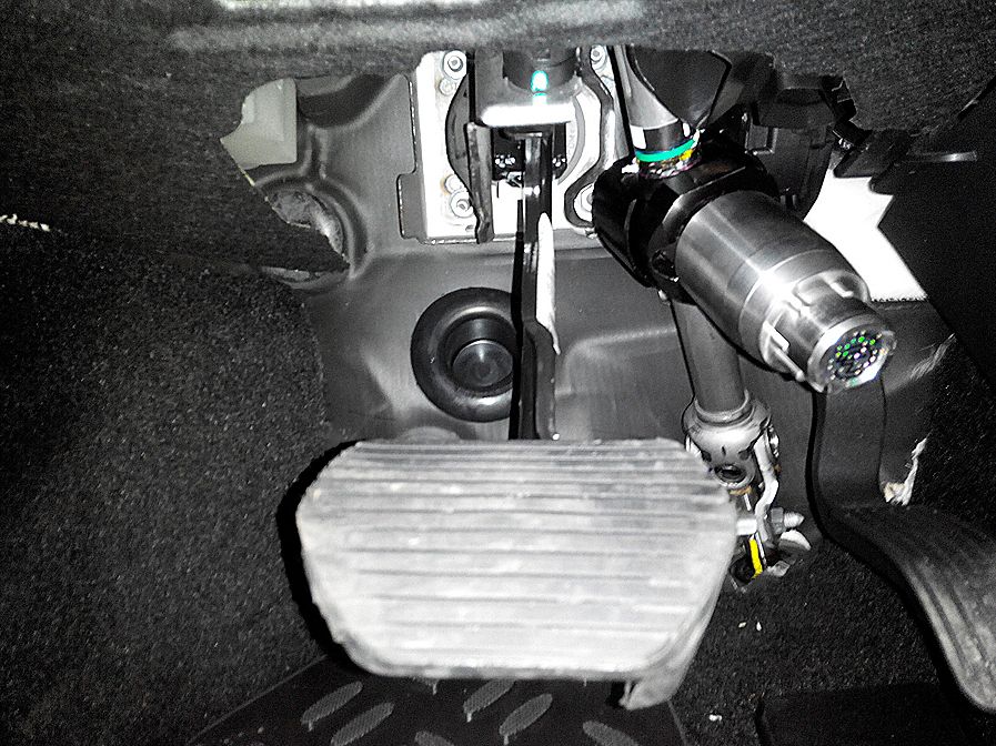 Блокиратор рулевого вала Перехват-Универсал установленный на автомобиле Peugeot 208