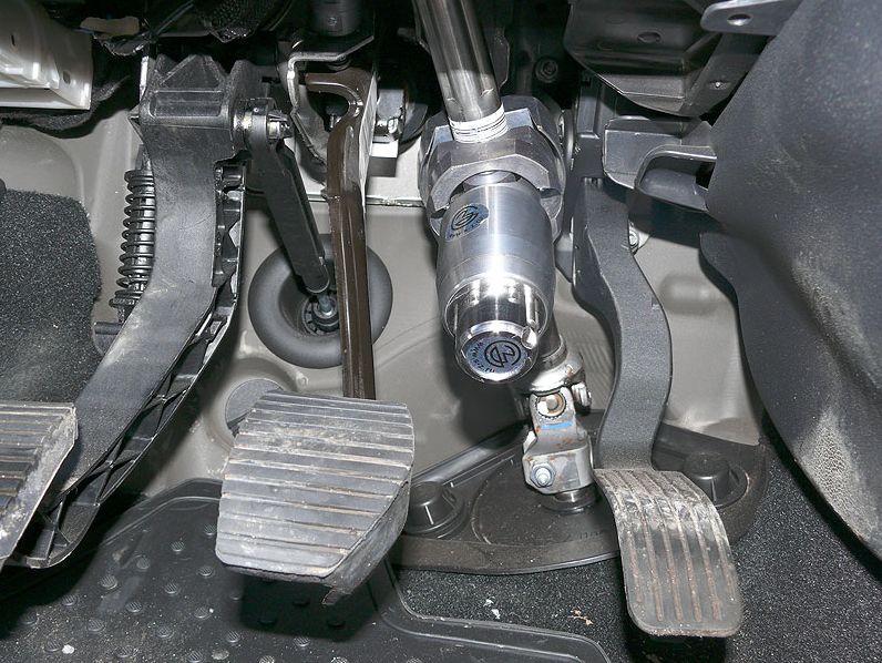 Блокиратор рулевого вала Перехват-Универсал установленный на автомобиле Peugeot 308