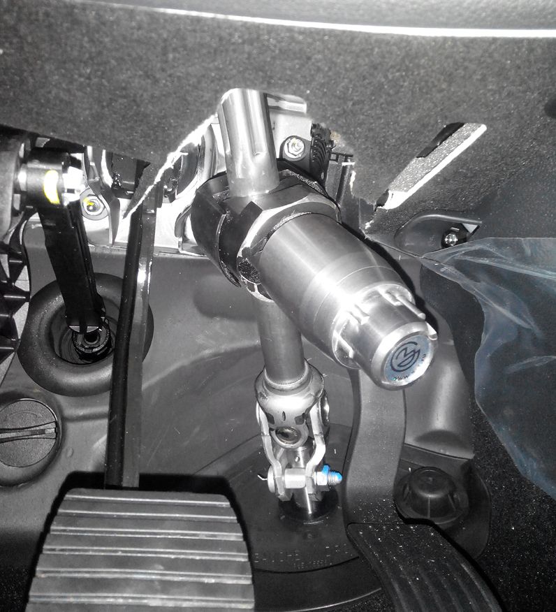 Блокиратор рулевого вала Перехват-Универсал установленный на автомобиле Peugeot 408 MKPP