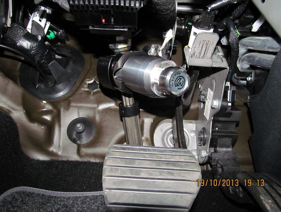 Блокиратор рулевого вала Перехват-Универсал установленный на автомобиле Renault Fluence 2009-