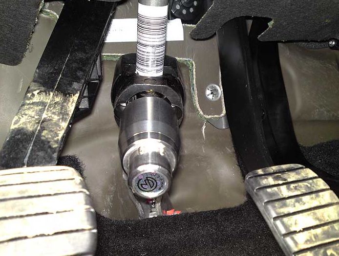 Блокиратор рулевого вала Перехват-Универсал установленный на автомобиле Renault Sandero 2009-2014