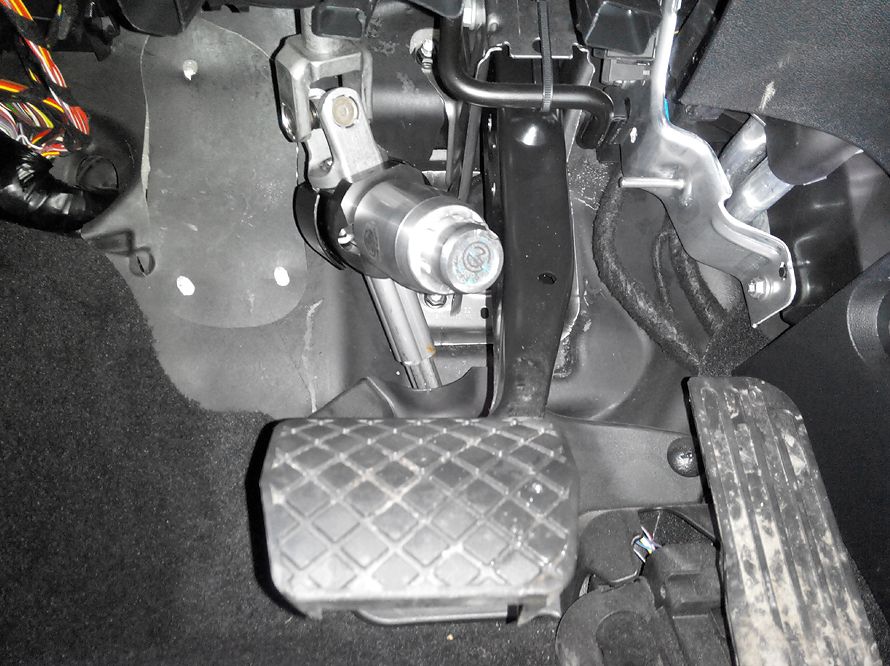 Блокиратор рулевого вала Перехват-Универсал установленный на автомобиле Seat Leon AKPP