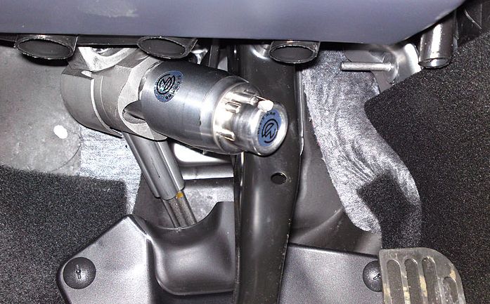 Блокиратор рулевого вала Перехват-Универсал установленный на автомобиле Skoda Superb AKPP 2008-2015