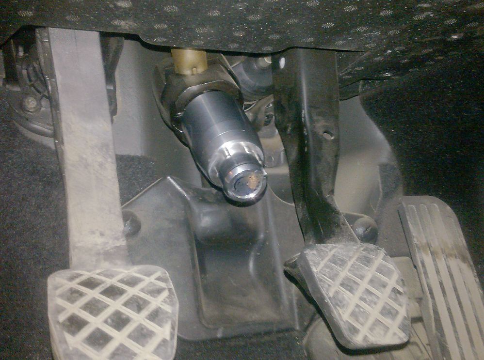 Блокиратор рулевого вала Перехват-Универсал установленный на автомобиле Skoda Superb MKPP 2008-2015