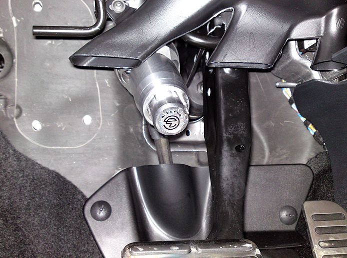 Блокиратор рулевого вала Перехват-Универсал установленный на автомобиле Skoda Yeti