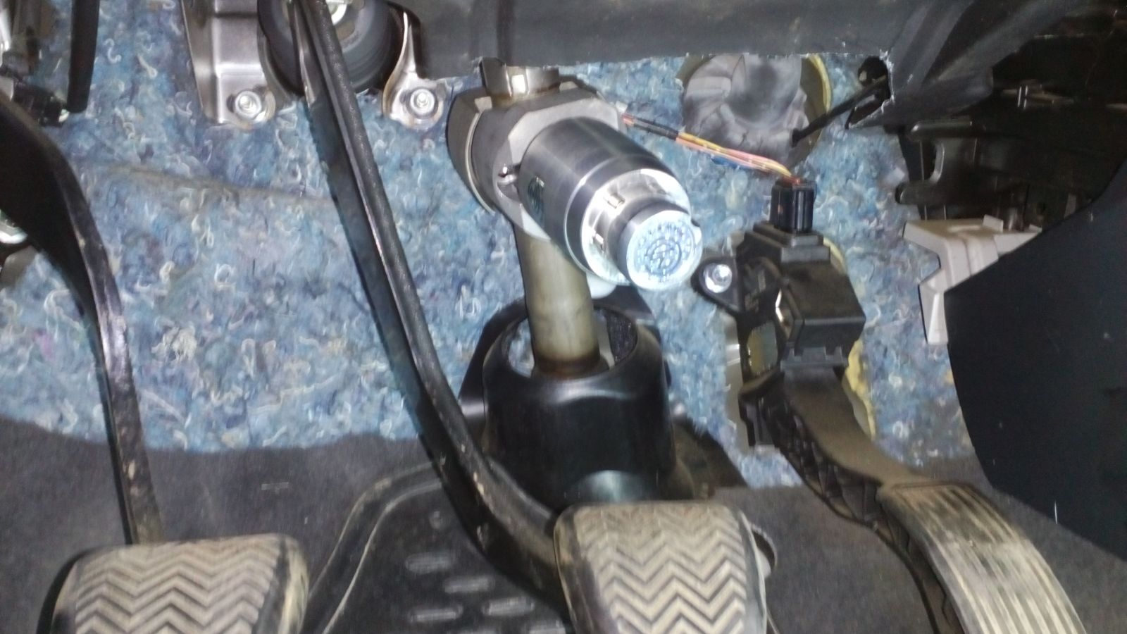 Блокиратор рулевого вала Перехват-Универсал установленный на автомобиле Toyota Auris 2006-2012