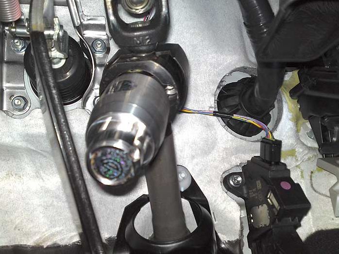 Блокиратор рулевого вала Перехват-Универсал установленный на автомобиле Toyota Avensis 2009-