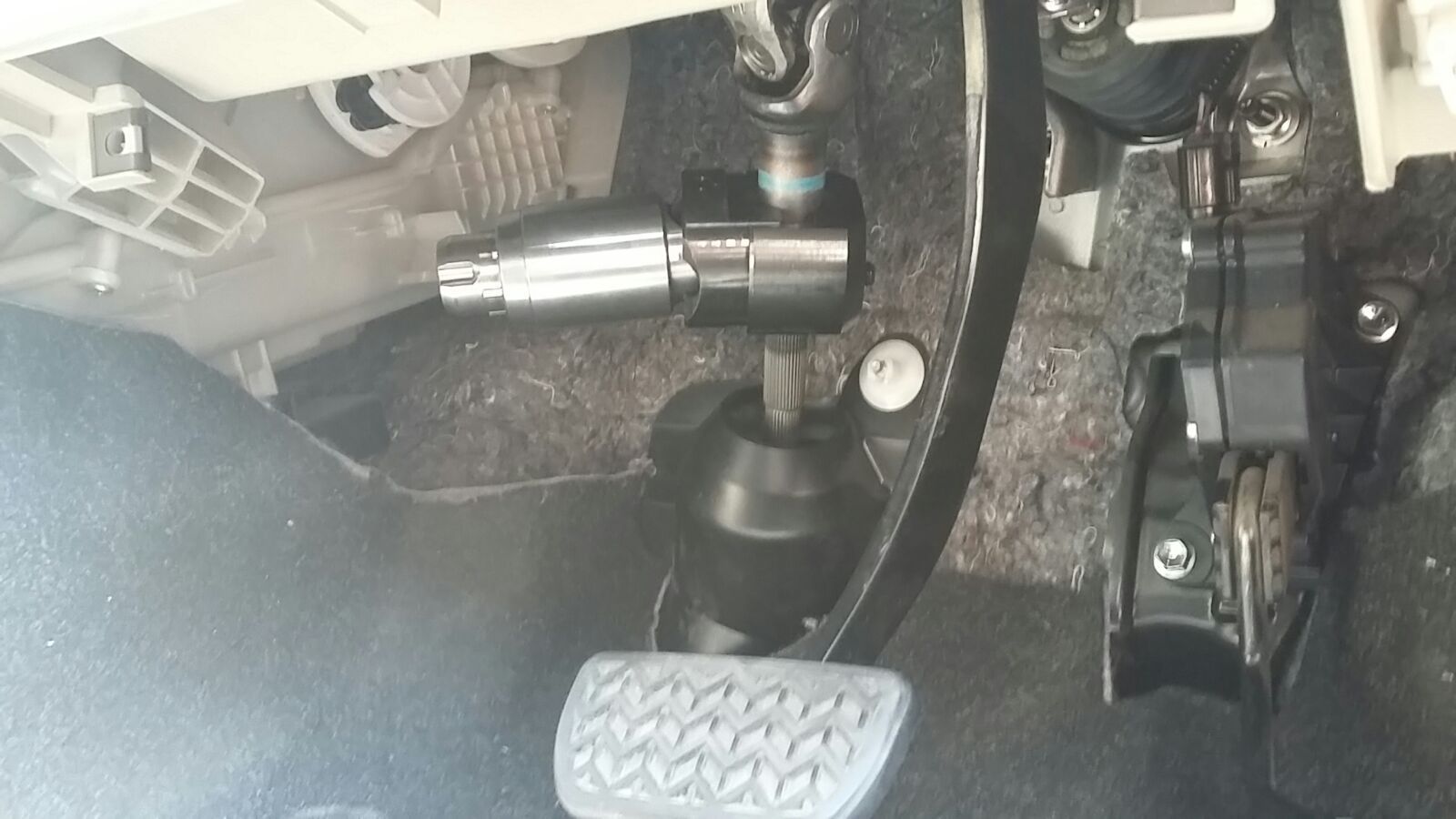 Блокиратор рулевого вала Перехват-Универсал установленный на автомобиле Toyota Belta 2005-2012