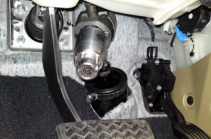 Блокиратор рулевого вала Перехват-Универсал установленный на автомобиле Toyota Highlander 2007-2013