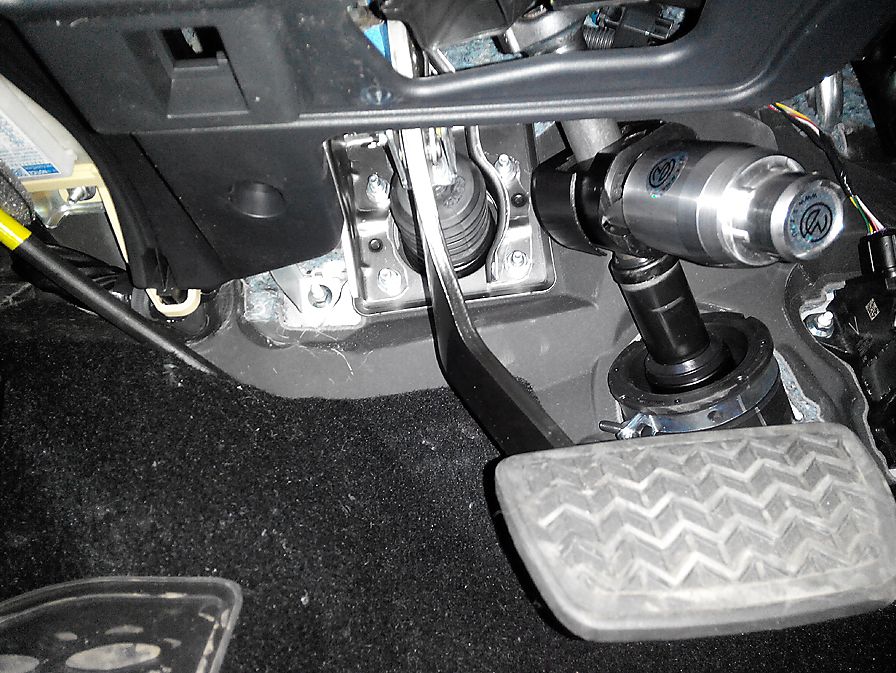 Блокиратор рулевого вала Перехват-Универсал установленный на автомобиле Toyota Highlander 2013-