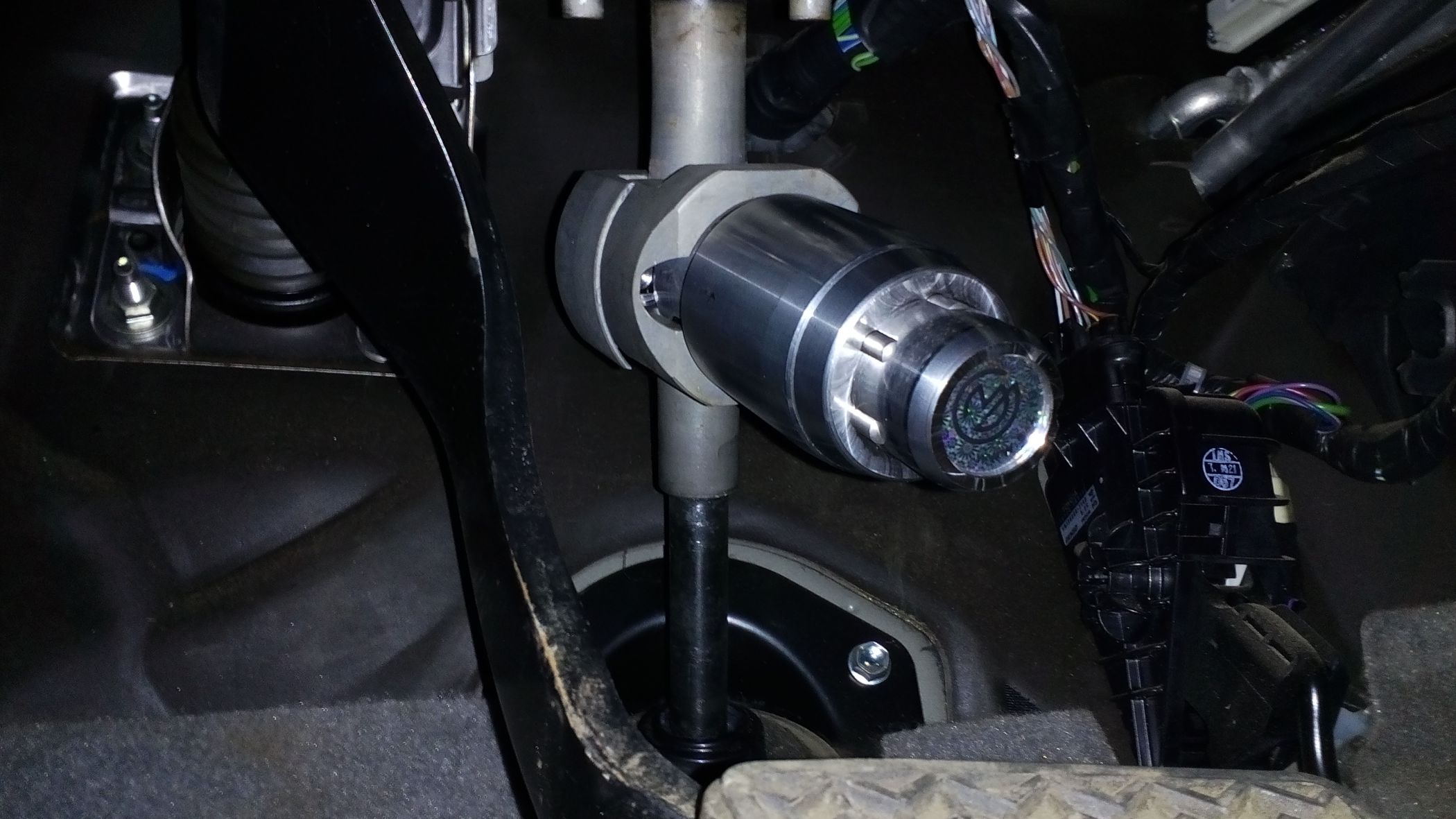 Блокиратор рулевого вала Перехват-Универсал установленный на автомобиле Toyota Hilux 2011-2015