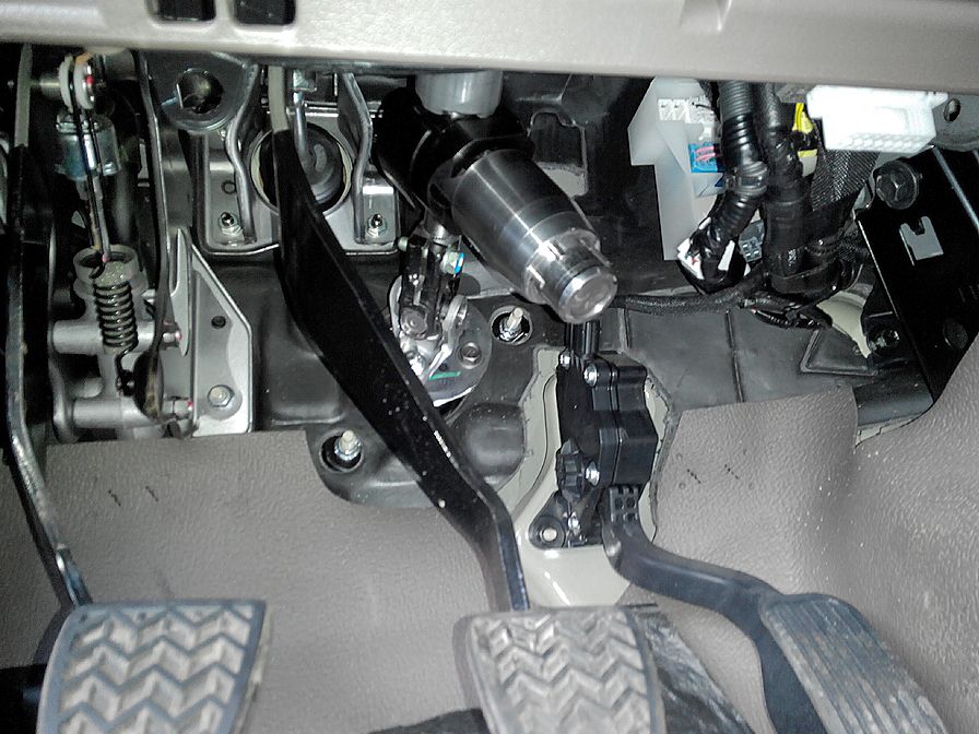 Блокиратор рулевого вала Перехват-Универсал установленный на автомобиле Toyota Land Cruiser 79