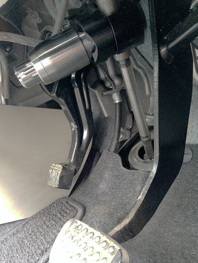 Блокиратор рулевого вала Перехват-Универсал установленный на автомобиле Toyota Passo Sette 2008-2012