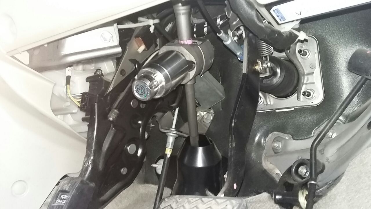 Блокиратор рулевого вала Перехват-Универсал установленный на автомобиле Toyota Porte 2004-2012