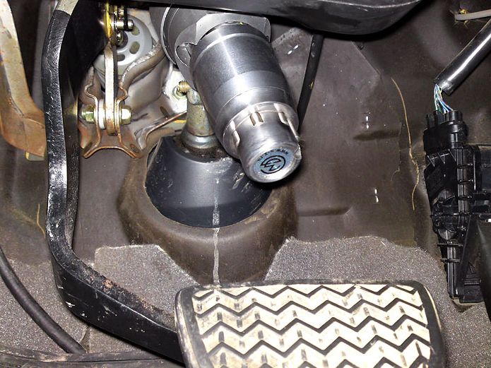 Блокиратор рулевого вала Перехват-Универсал установленный на автомобиле Toyota Sequoia