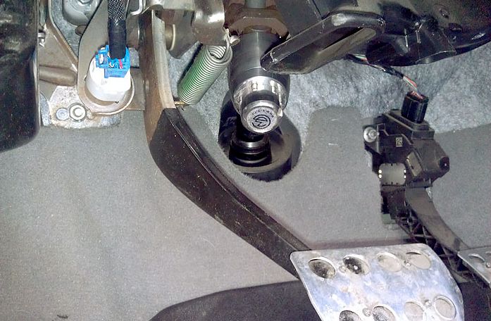 Блокиратор рулевого вала Перехват-Универсал установленный на автомобиле Toyota Tundra