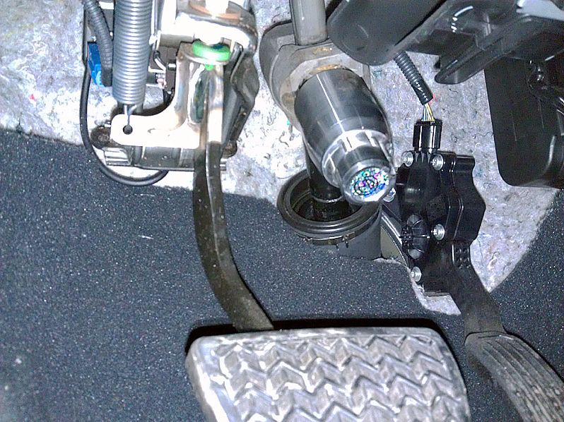 Блокиратор рулевого вала Перехват-Универсал установленный на автомобиле Toyota Venza 2008-