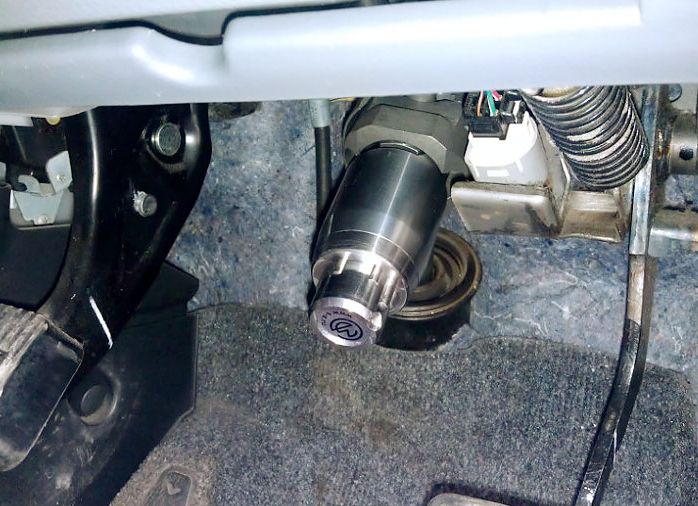 Блокиратор рулевого вала Перехват-Универсал установленный на автомобиле Toyota Voxy