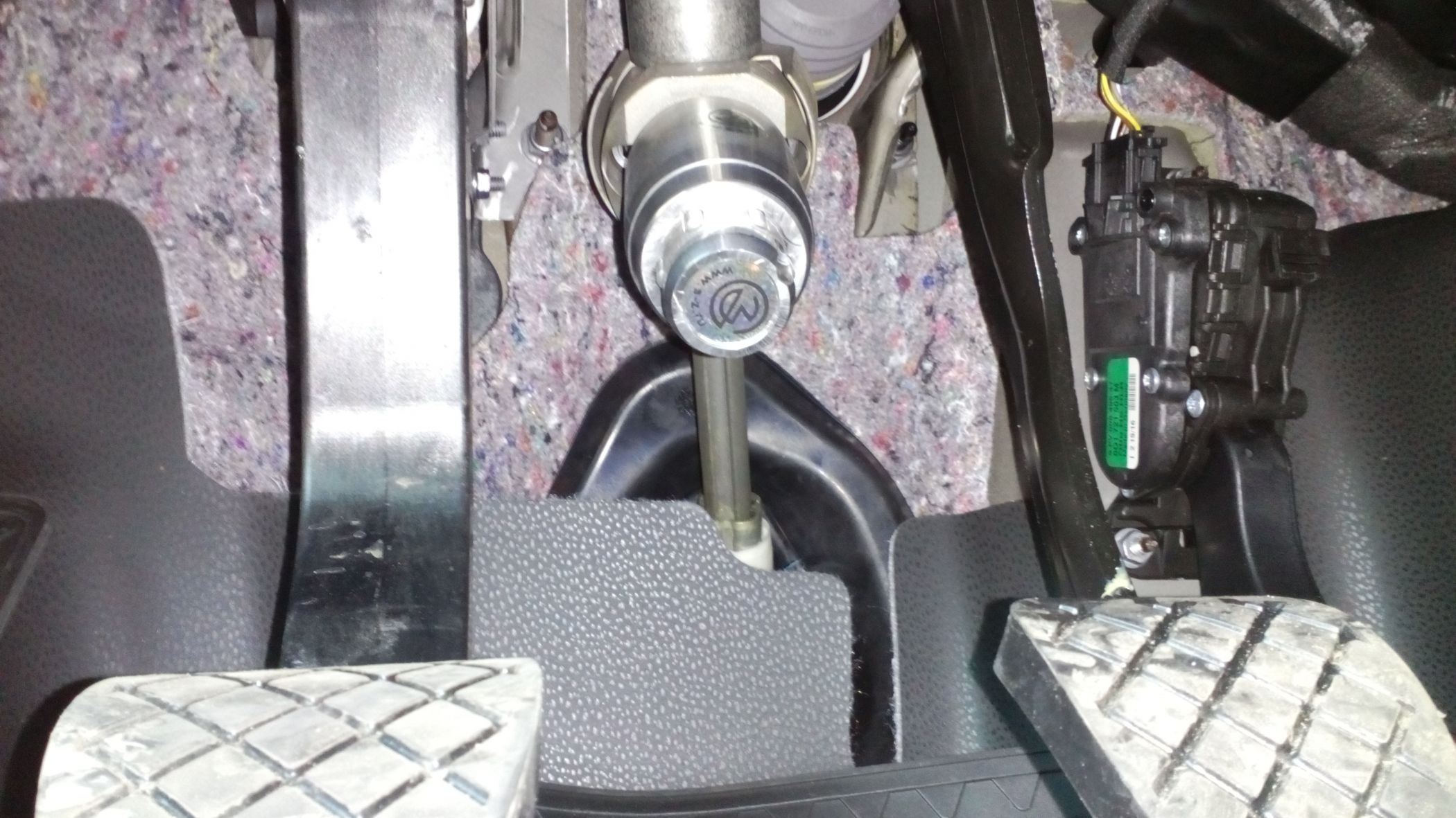 Блокиратор рулевого вала Перехват-Универсал установленный на автомобиле Volkswagen Amarok MKPP 2010-2016