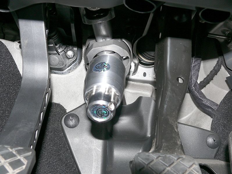 Блокиратор рулевого вала Перехват-Универсал установленный на автомобиле Volkswagen Golf V