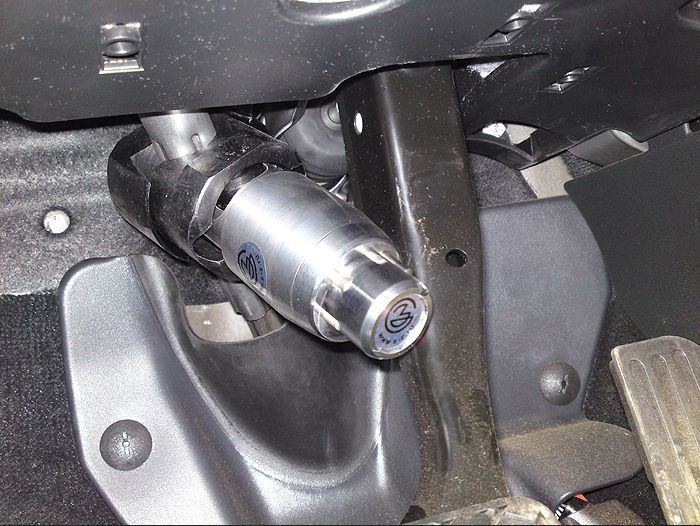 Блокиратор рулевого вала Перехват-Универсал установленный на автомобиле Volkswagen Passat B6
