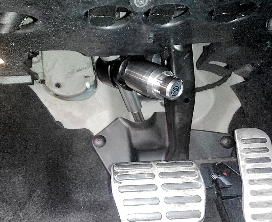 Блокиратор рулевого вала Перехват-Универсал установленный на автомобиле Volkswagen Scirocco 2009-2015