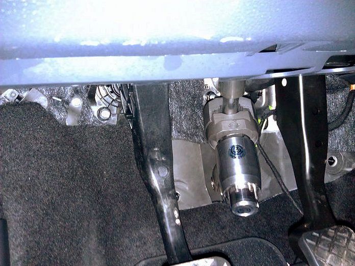 Блокиратор рулевого вала Перехват-Универсал установленный на автомобиле Volkswagen Touran MK5 2003-2006