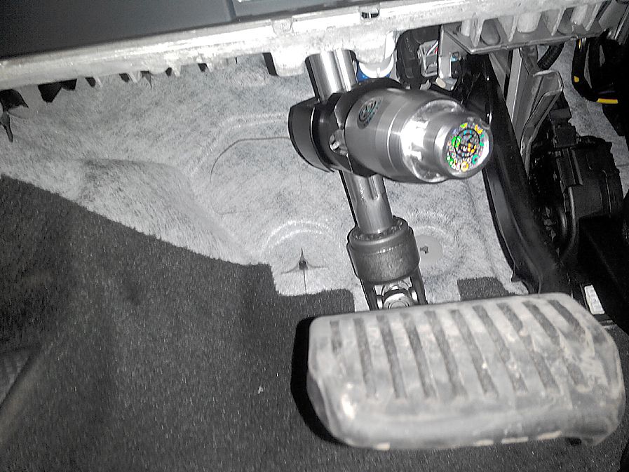 Блокиратор рулевого вала Перехват-Универсал установленный на автомобиле Volvo XC60