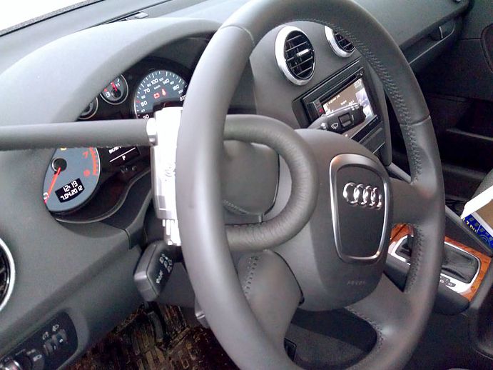 Блокиратор руля Питон установленный на автомобиле Audi A3