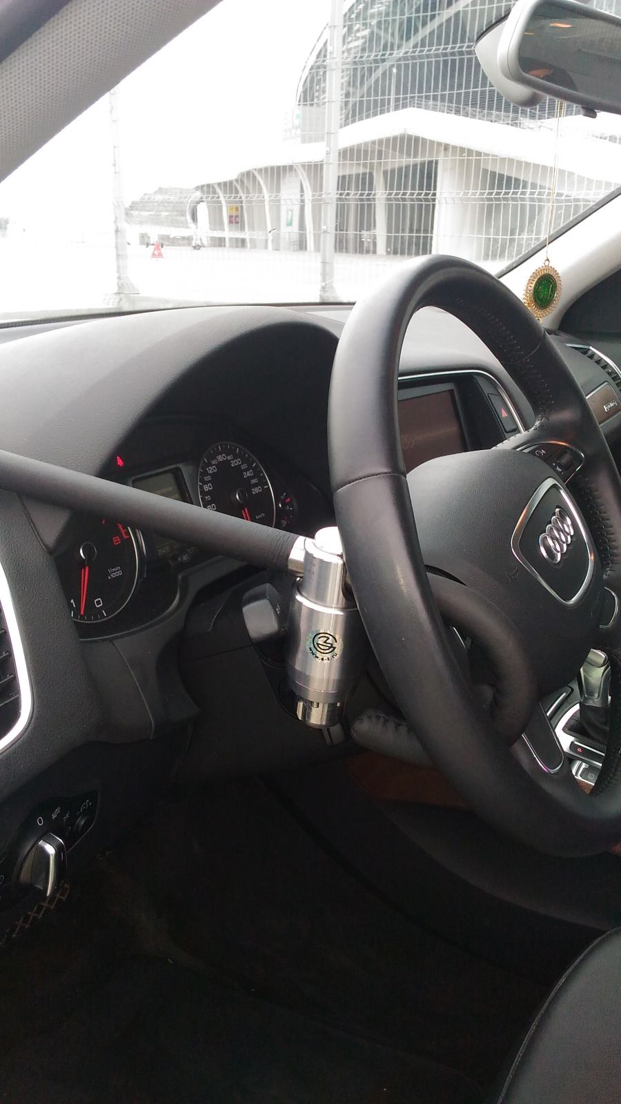 Блокиратор руля Питон установленный на автомобиле Audi Q5 2008-