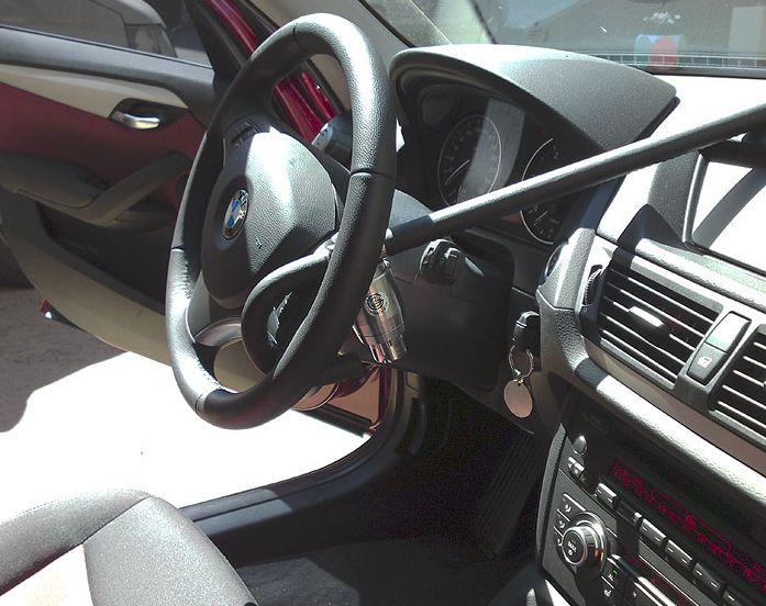 Блокиратор руля Питон установленный на автомобиле BMW X1 E84 2009-2015
