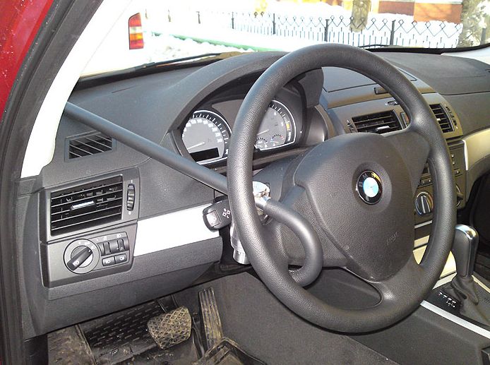 Блокиратор руля Питон установленный на автомобиле BMW X3 E83 2003-2010