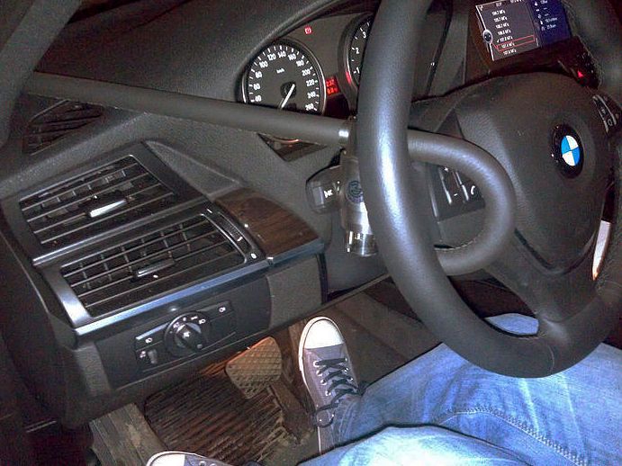 Блокиратор руля Питон установленный на автомобиле BMW X5 F15 2013-