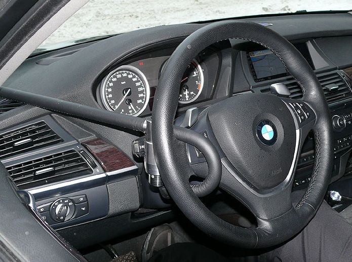 Блокиратор руля Питон установленный на автомобиле BMW X6 E71 2008-2014