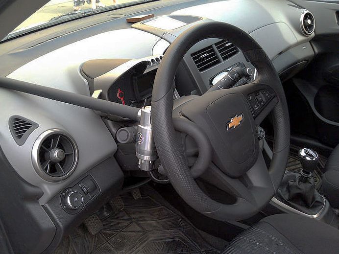 Блокиратор руля Питон установленный на автомобиле Chevrolet Aveo 2012-2015